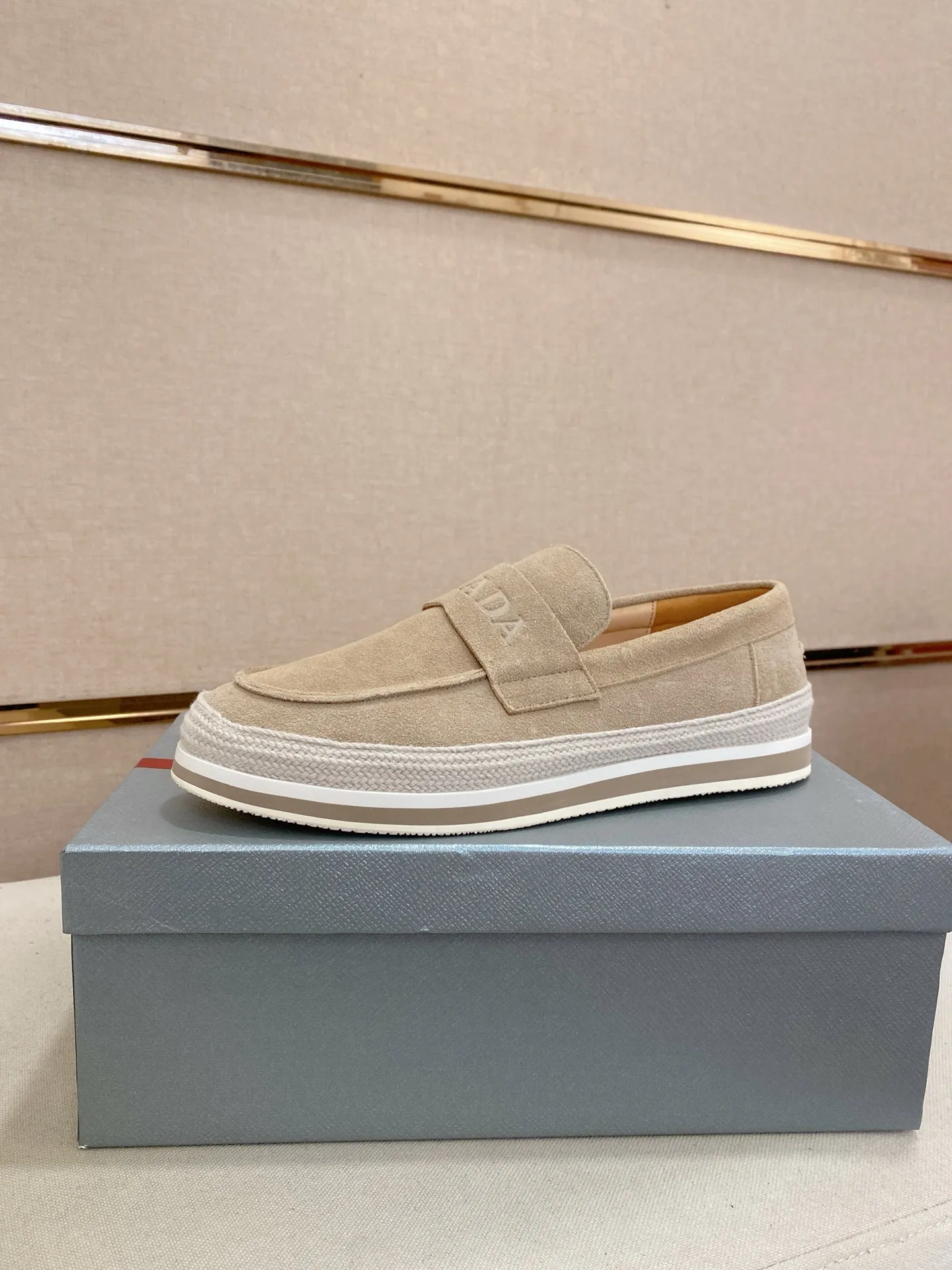 Men's shoes 💰 480💰 ✔️✔️✔️Top high version High-quality new PRADA (Prada) counters are launched at the same time. The new men's shoes and 😘fabrics are purely handmade in Niujing. Lining: Full cowhide lining. 👍🏿High-end☄️Open-molded non-slip rubber outsole, exquisite lines, simple and elegant, comfortable and high-end for leisure travel. Code number: 38-44. Can be customized45